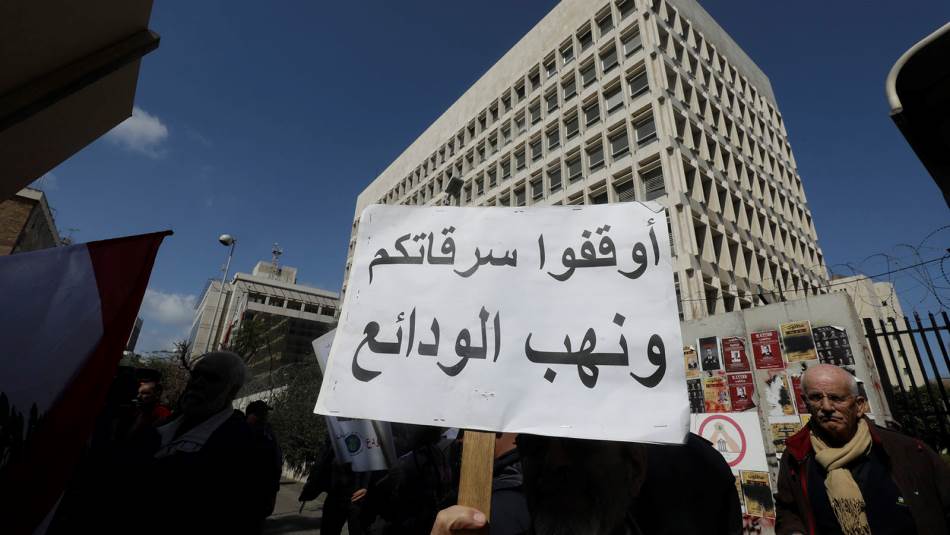 ينتظر المودعون منذ أشهر الإفراج الجزئي عن ودائعهم من دون جدوى (علي علوش)