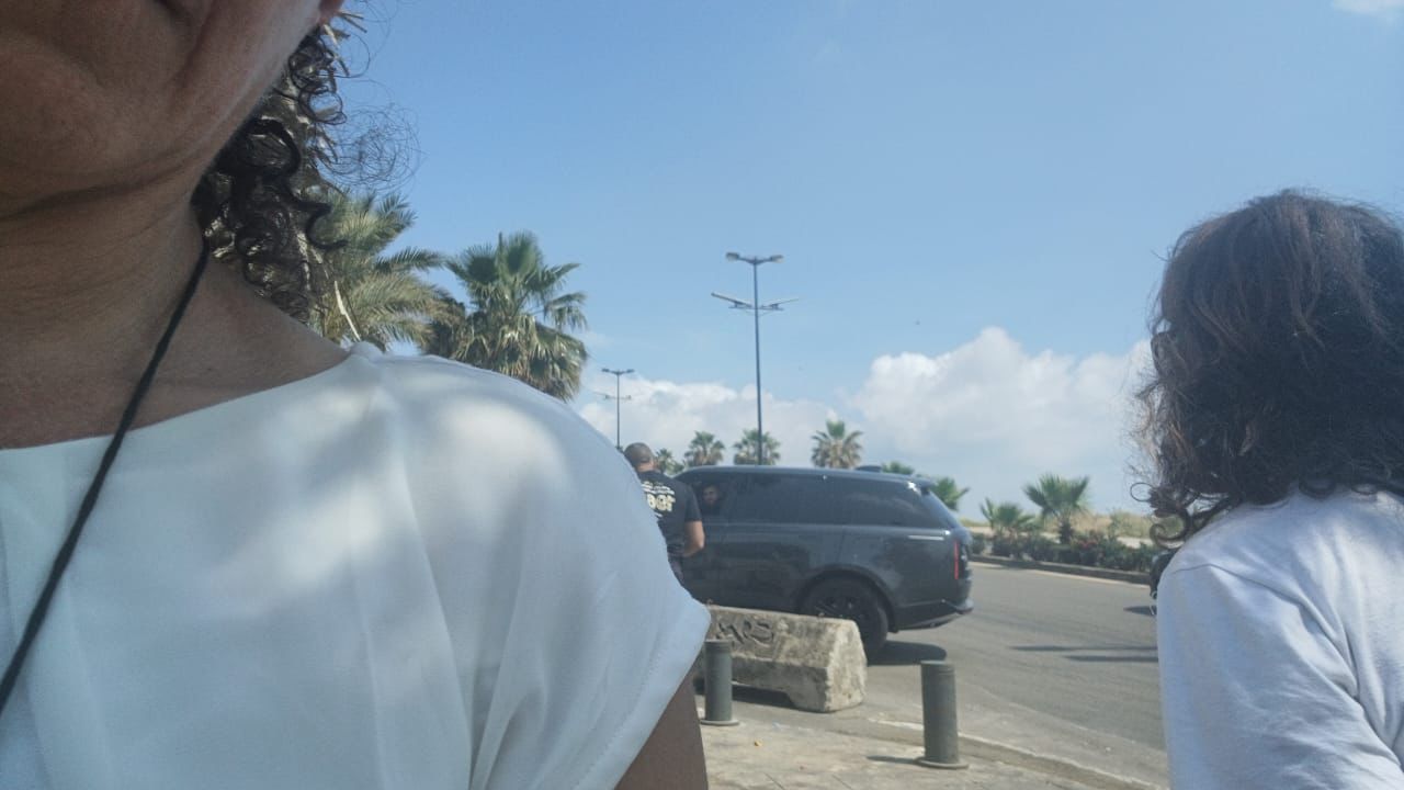 التوتر على أشده بين المودعين الغاضبين وحرس منزل نديم القصّار في الجناح، وشبان وسيارات \