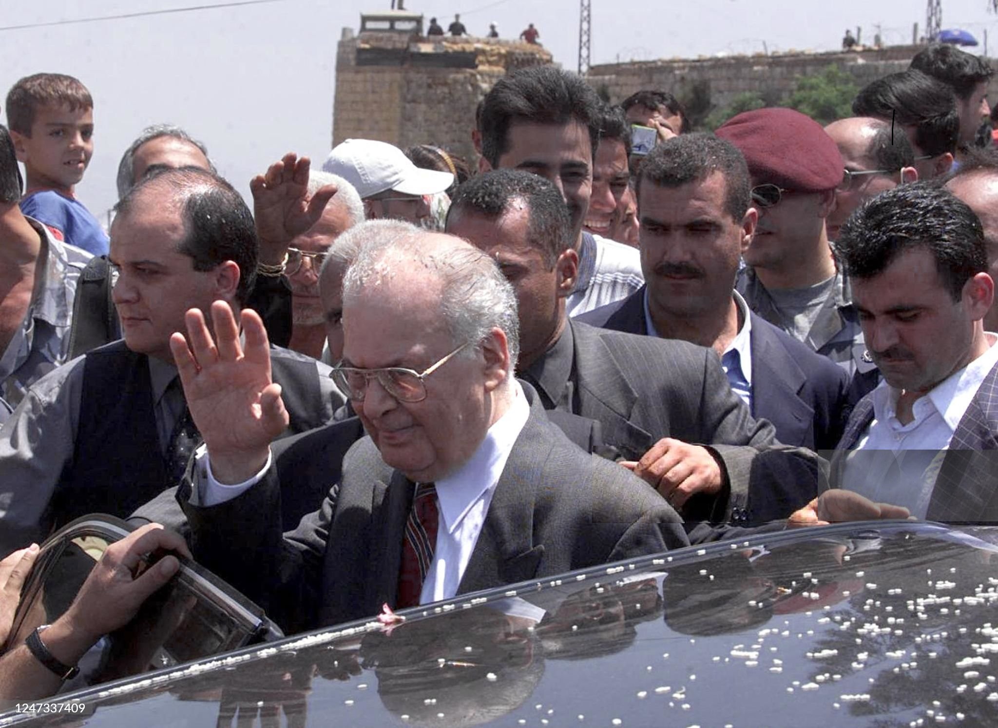 صورة تاريخية لرئيس حكومة التحرير الدكتور سليم الحص، بعد زيارته معتقل الخيام، يتم رشه بالأرز من قبل الأهالي، خلال تجواله في بلدتهم في يوم التحرير بتاريخ 25 أيار 2000، بعدّ أن تم دحر قوات الاحتلال الإسرائيلية وعملائها من جنوب لبنان.