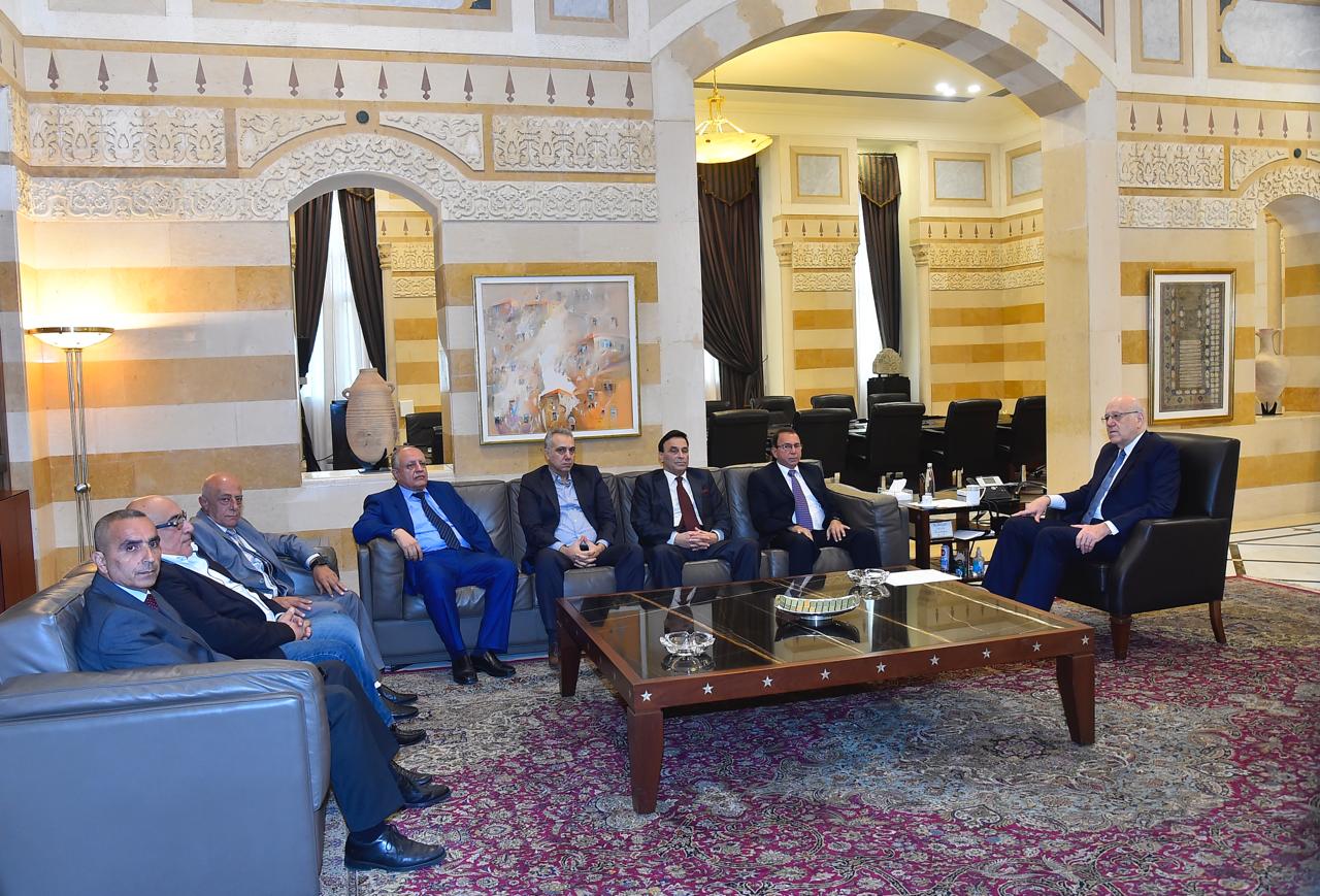 من اليمين: الرئيس ميقاتي، الوزير شرف الدين، المحامي حنا البيطار، الأستاذ ياسر جمول، الأستاذ ريشار ابو جوده، الشيخ سعيد زويهد، الأستاذ سامر بستاني والعميد جورج جاسر