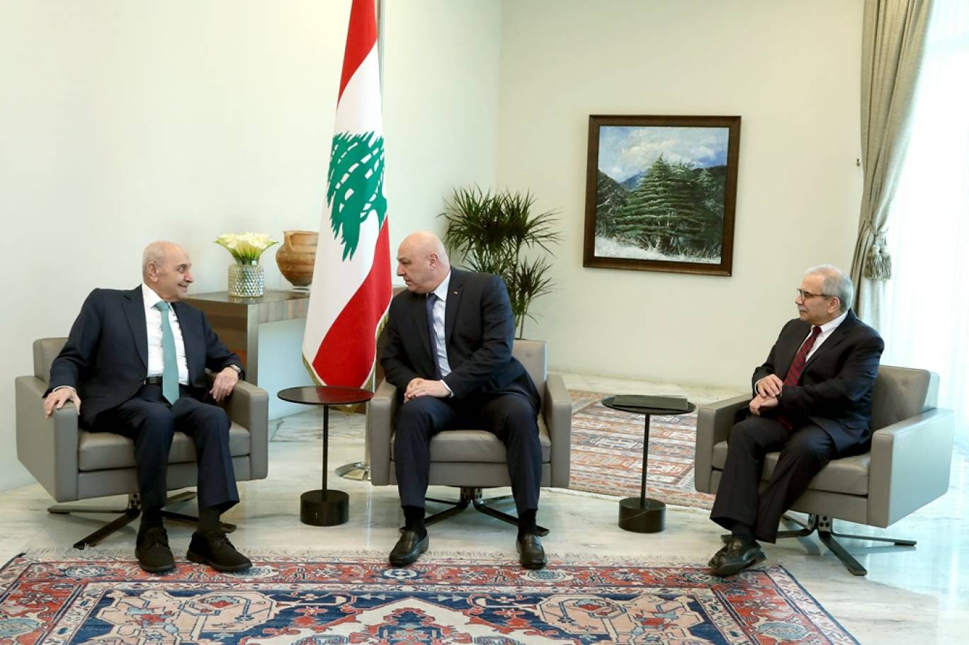 الرئيس اللبناني جوزاف عون ورئيس البرلمان نبيه بري ورئيس الحكومة نواف سلام (أ ف ب)