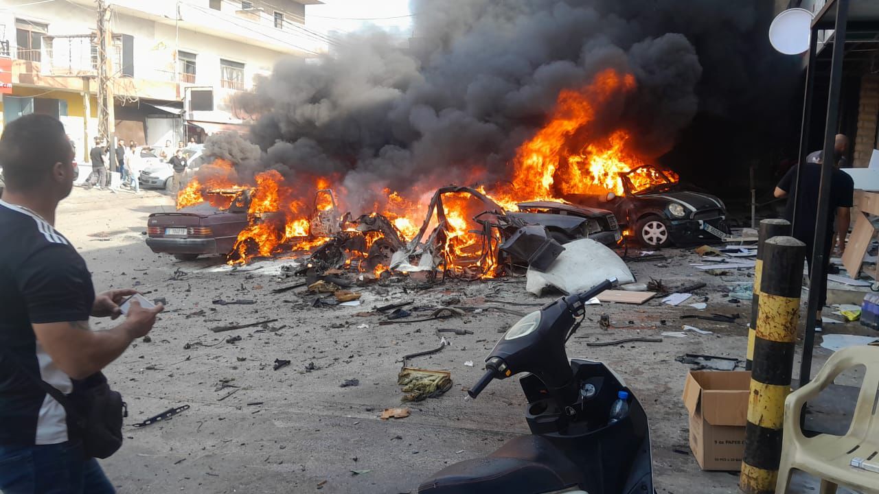 مراسلة الأخبار: الغارة التي استهدفت تقاطع الشرقية - الدوير، ادت الى اصابة عدد من المواطنين و تضرر محال ومنازل وسيارات، لوقوعها في شارع مزدحم و في ذروة الحركة (صورة امال خليل)