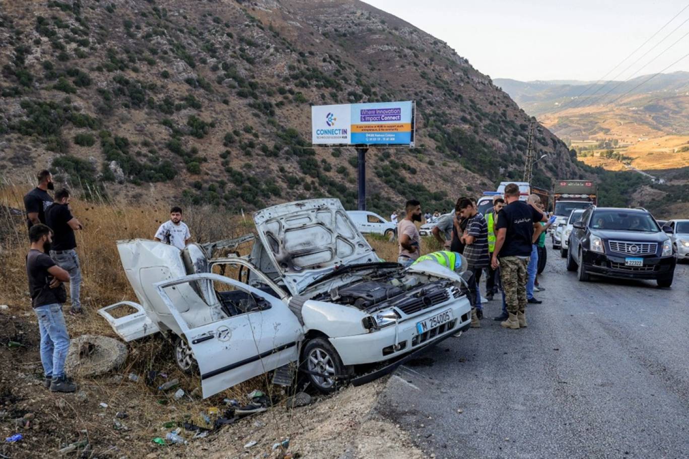 تشير تقارير إلى أن حزب الله بات يتهم الدولة اللبنانية مباشرة بالتخلي عن مواطنيه في جنوب لبنان بمنع الأموال عنهم (أ ف ب)