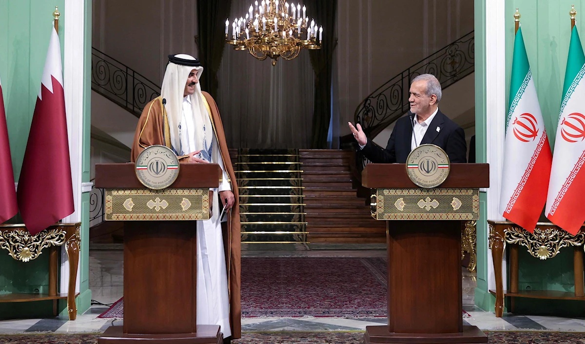رحّب أمير قطر بموقف بزشكيان بخصوص تعزيز العلاقات بين إيران ودول «مجلس التعاون الخليجي» (أ ف ب)