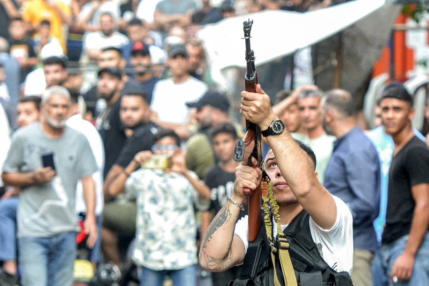 ما يجري في السياسة وعلى مستوى الإدارة الفلسطينية في ما بينها لا يخفي أن ثمة فلتاناً أمنياً يحدث في المخيمات الفلسطينية داخل لبنان (ا ف ب)