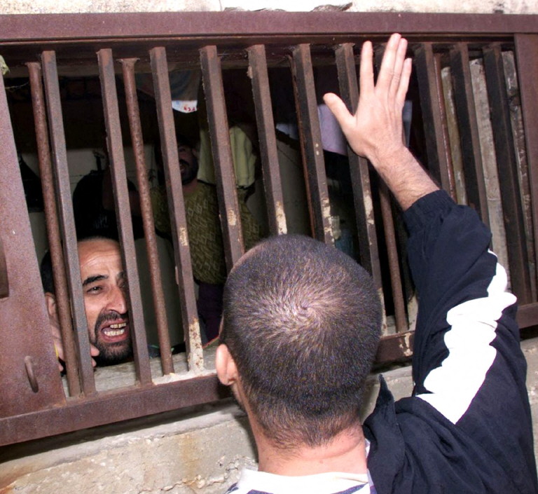 إخراج سجين من معتقل الخيام عام 2000 (ا ف ب)