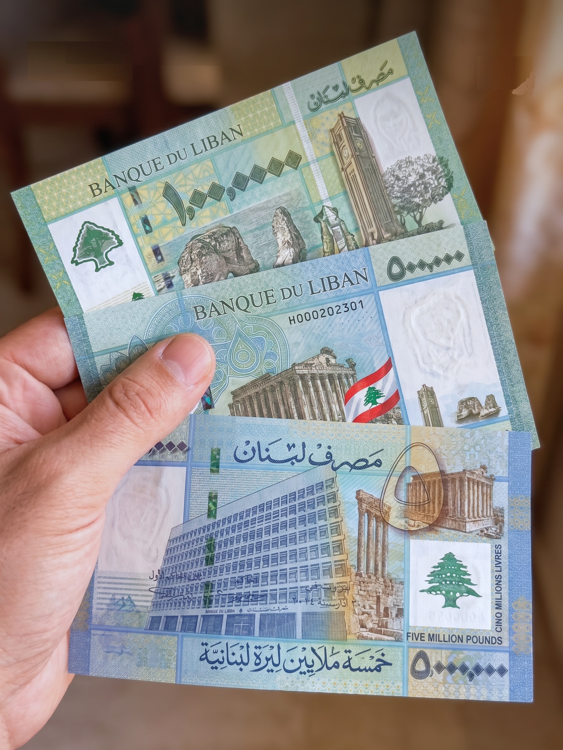 توازيا مع عملية الإصدار، ستحتاج المصارف اللبنانية إلى تحديث برمجيات الصرافات الآلية وأجهزة عدّ الأموال للتعرف إلى الفئات الجديدة ومواصفاتها التقنية