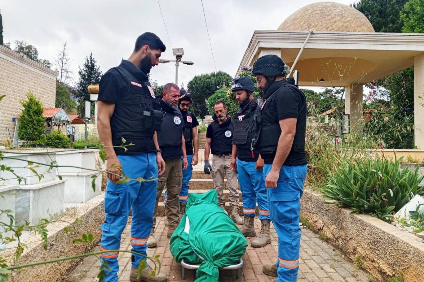 مسعفون يشيعون أحد القتلى في النبطية جنوب لبنان من دون حضور عائلته (كامل جابر - اندبندنت عربية)